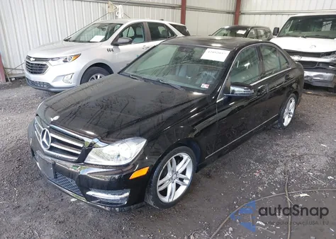 2014 Mercedes-Benz C 250 Sport z USA, uszkodzony, nr VIN WDDGF4HB7EG216619